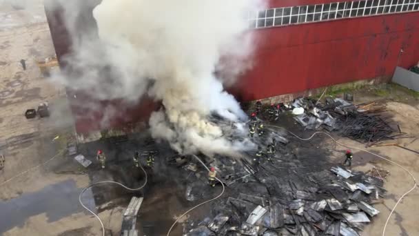 Vue Aérienne Des Pompiers Combattant Avec Feu Près Ancienne Usine — Video