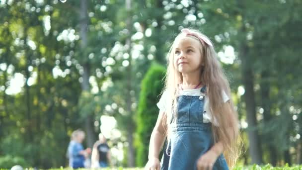 Kleines Glückliches Kindermädchen Das Sommer Draußen Seifenblasen Platzen Lässt — Stockvideo