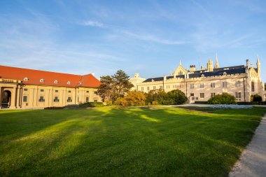 Çek Cumhuriyeti 'nin Moravya kentindeki Lednice Şatosu' ndaki yeşil bahçeler. UNESCO Dünya Mirası Alanı.