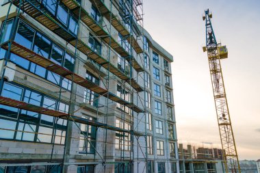 Yüksek kule vincinin ve inşaat halindeki apartmanların havadan görüntüsü. Gayrimenkul geliştirme.