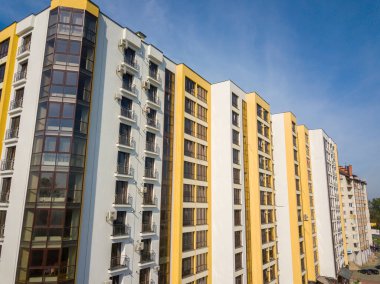 Şehir merkezindeki yüksek katlı apartmanlar..