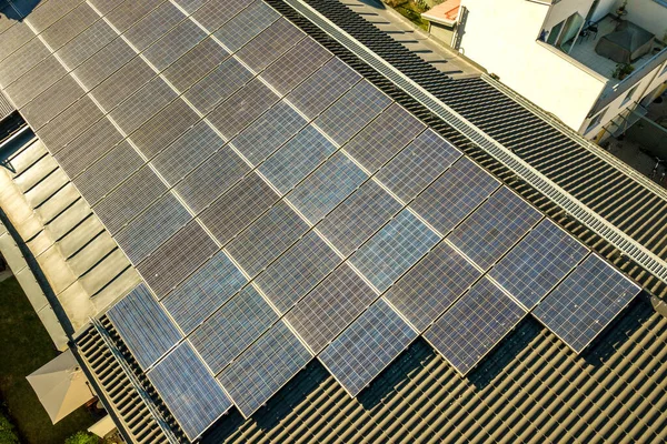 Vista Aérea Paneles Fotovoltaicos Solares Una Azotea Bloque Construcción Residencial — Foto de Stock