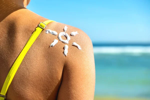 Vista Posterior Una Mujer Joven Bronceándose Playa Con Protector Solar —  Fotos de Stock