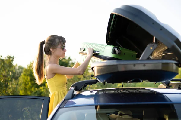 Mujer Joven Tomando Maleta Verde Del Portaequipajes Del Coche Concepto — Foto de Stock