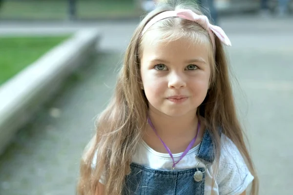 Retrato Menina Bonita Livre Parque Verão — Fotografia de Stock