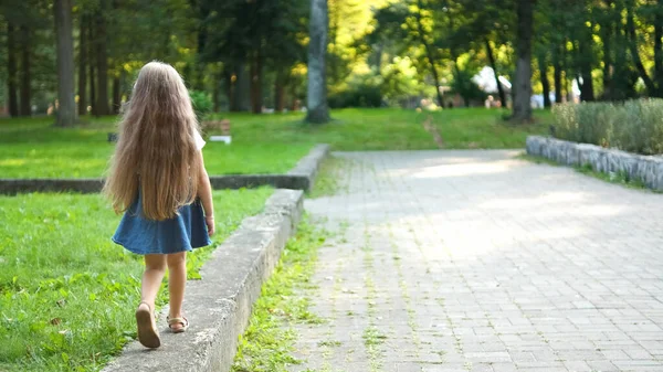 Vue Arrière Une Jolie Petite Fille Aux Cheveux Longs Marchant — Photo