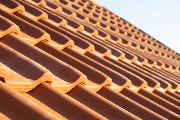 Pokrywające Się Rzędy Żółtych Dachówek Ceramicznych Pokrywających Dach Budynku Mieszkalnego — Zdjęcie stockowe