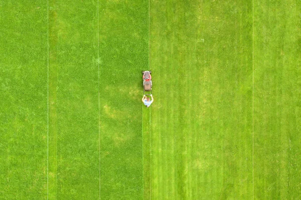 Vista Aérea Pequena Figura Homem Trabalhador Aparando Grama Verde Com — Fotografia de Stock