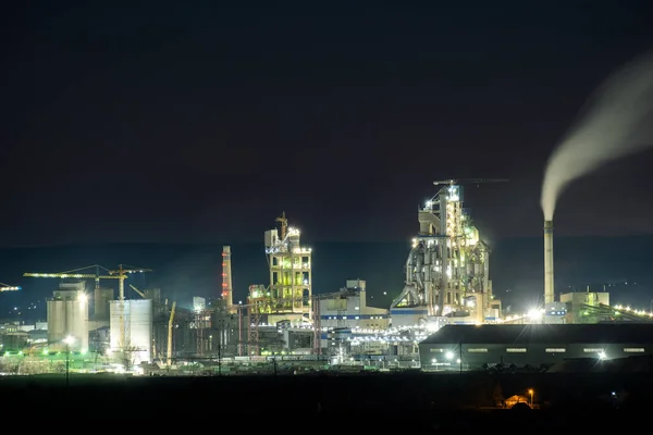 Haute Structure Béton Cimenterie Avec Grue Tour Cheminée Fumeur Nuit — Photo