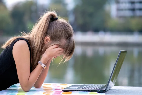 Yazlık Parkta Dizüstü Bilgisayarın Arkasında Çalışan Yorgun Bayan Ofis Çalışanı — Stok fotoğraf