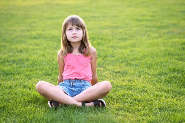 Jeune Jolie Enfant Fille Assise Sur Pelouse Verte Fraîche Sur Photos De Stock Libres De Droits