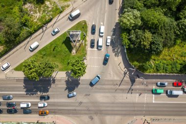 Yoğun cadde kesişiminin hareket halindeki araçlarla yukarıdan aşağı hava görüntüsü.