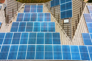 Çatıda temiz elektrik üretmek için güneş fotovoltaik panelleri olan özel bir evin kapatılması. Özerk konut kavramı.