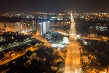Yüksek katlı apartman binaları. Geceleri şehir merkezinde pencereleri aydınlatılmış..
