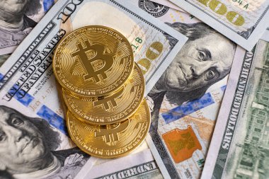ABD doları banknotlarındaki metal, bitcoin kripto paralarını kapatın. Elektronik merkeziyetçi para kavramı.