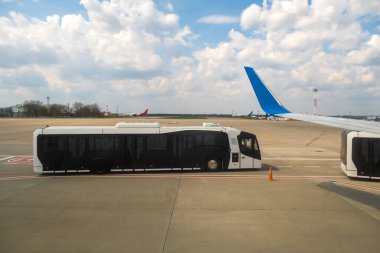Uçak kanadı ve yolcuları uçaktan terminale taşımak için özel otobüs.