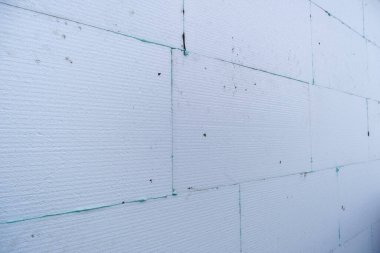 Termal koruma için ev cephesi duvarına köpük yalıtım çarşafları kurulumu.
