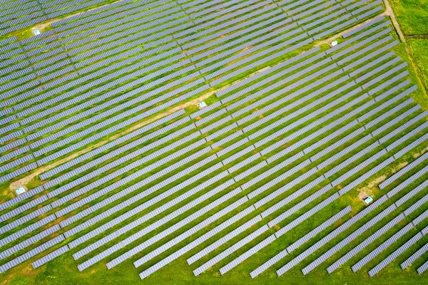 Yeşil Alandaki Güneş Enerjisi Santralinin Havadan Görüntüsü Temiz Ekolojik Enerji — Stok fotoğraf