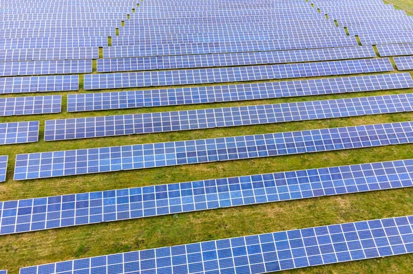 Letecký Pohled Solární Elektrárnu Zeleném Poli Elektrická Farma Panely Pro — Stock fotografie