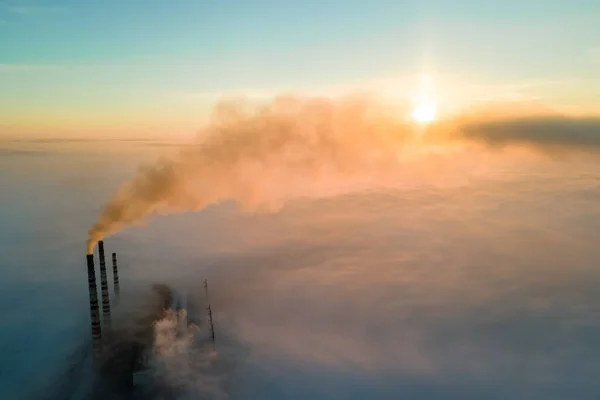 日没時に大気汚染が進行する黒煙管の高い石炭火力発電所の空中図 — ストック写真