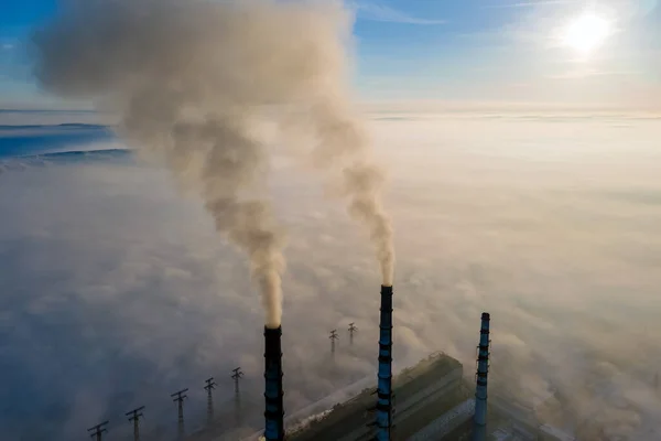 석양에 오염시키는 대기를 연기가 발전소 파이프 공중에서 바라봄 — 스톡 사진