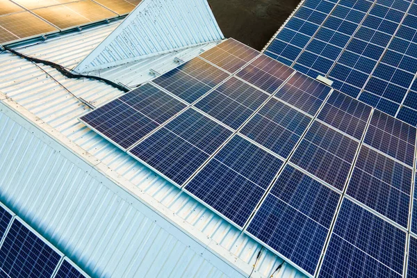 Luftaufnahme Der Oberfläche Blauer Photovoltaik Sonnenkollektoren Die Auf Dem Dach — Stockfoto