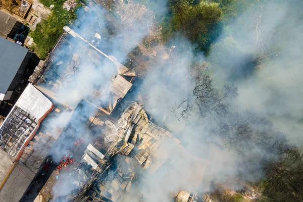 Vista Aérea Edifício Arruinado Chamas Com Telhado Desmoronado Fumaça Escura — Fotografia de Stock