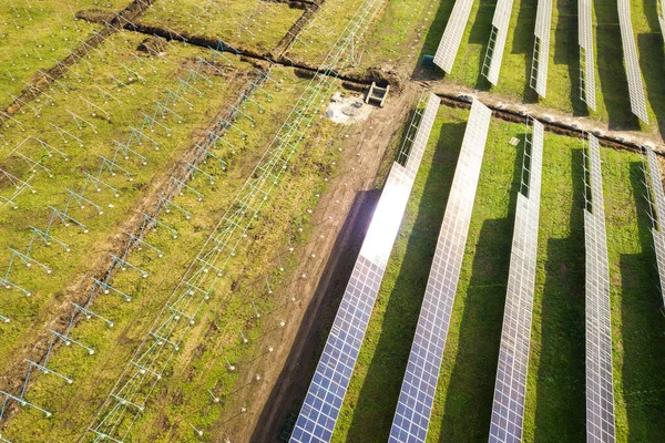 Flygfoto Solkraftverk Uppförande Grönt Fält Montering Elektriska Paneler För Produktion — Stockfoto