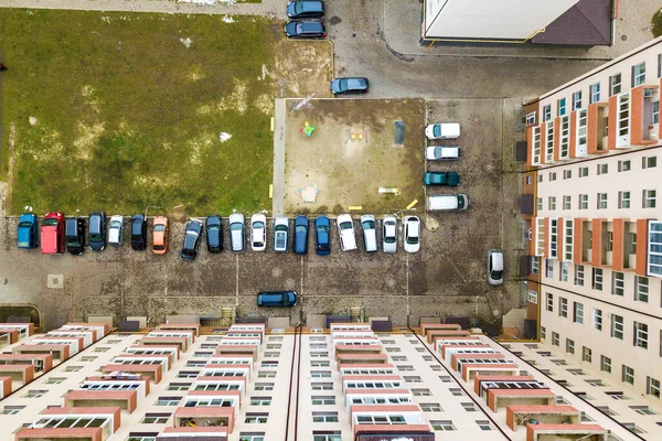 Luftaufnahme Von Geparkten Autos Auf Einem Parkplatz Zwischen Hohen Wohnhäusern — Stockfoto