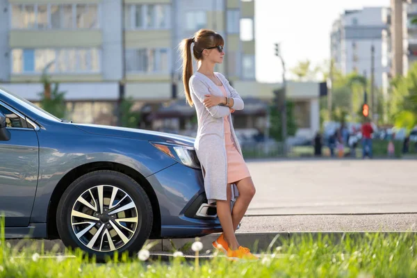 Conductora Feliz Traje Casual Disfrutando Día Cálido Cerca Coche Una — Foto de Stock