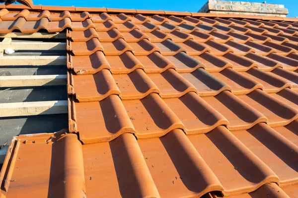 Chevauchement Rangées Tuiles Toiture Céramique Jaune Montées Sur Des Planches — Photo