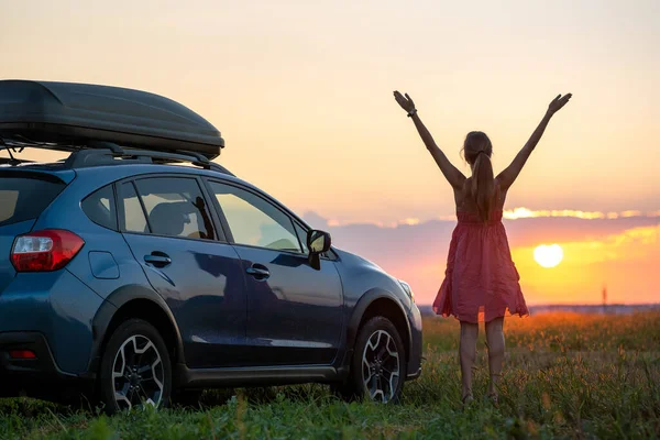 Silueta Oscura Mujer Solitaria Relajándose Cerca Coche Prado Herboso Disfrutando — Foto de Stock