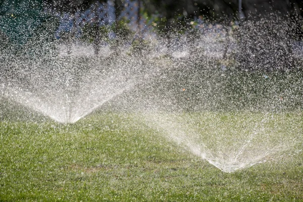 Kunststoff Sprinkler Der Rasen Sommergarten Mit Wasser Bewässert Bewässerung Der — Stockfoto
