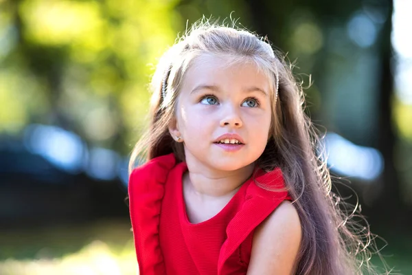 幸せなかわいい子供の女の子の肖像画屋外で暖かい晴れた夏の日を楽しんで笑顔 — ストック写真