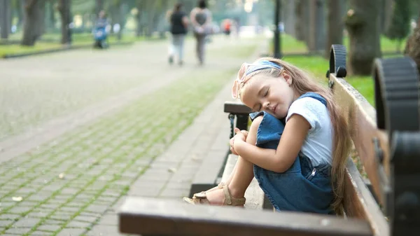 Malá Unavená Holčička Sedící Lavičce Zavřenýma Očima Odpočívající Letním Parku — Stock fotografie