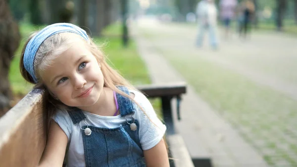 Klein Gelukkig Kind Meisje Zitten Een Bank Rusten Zomer Park — Stockfoto