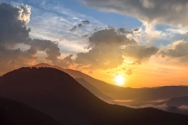 Pôr Sol Paisagem Picos Montanha Alta Vale Nebuloso Sob Vibrante — Fotografia de Stock