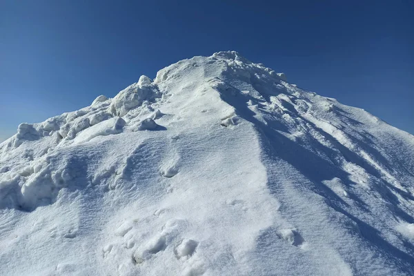 冬の晴れた日の白い雪の高い山 — ストック写真