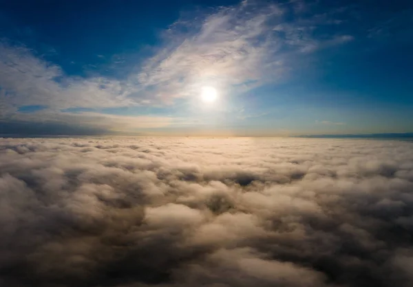 Vista Aérea Puesta Sol Color Amarillo Brillante Sobre Densas Nubes —  Fotos de Stock
