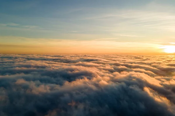 Αεροφωτογραφία Της Ζωντανής Κίτρινης Ανατολής Πάνω Από Λευκά Πυκνά Σύννεφα — Φωτογραφία Αρχείου