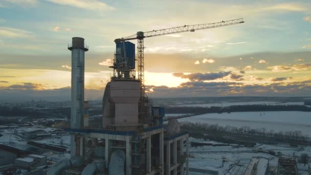 Vista Aérea Planta Cemento Con Estructura Fábrica Alta Grúa Torre — Vídeo de stock