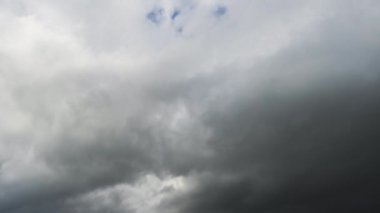 Fırtınalı gökyüzünde fırtınadan önce hızlı hareket eden kara bulutların hızlandırılmış görüntüleri.