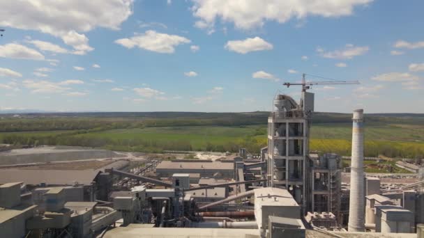 Luchtfoto Van Cementfabriek Met Hoge Betonnen Fabrieksstructuur Torenkraan Industrieel Productiegebied — Stockvideo