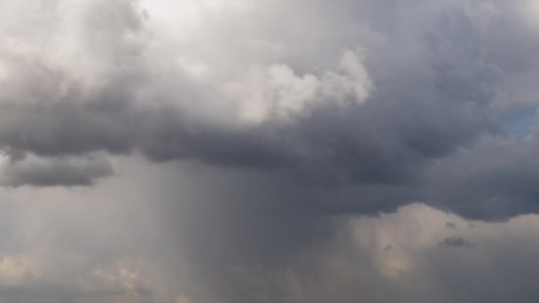 Fırtınalı Gökyüzünde Fırtınadan Önce Hızlı Hareket Eden Kara Bulutların Hızlandırılmış — Stok video