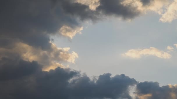 Imágenes Lapso Tiempo Nubes Nocturnas Movimiento Rápido Cielo Amarillo Atardecer — Vídeos de Stock