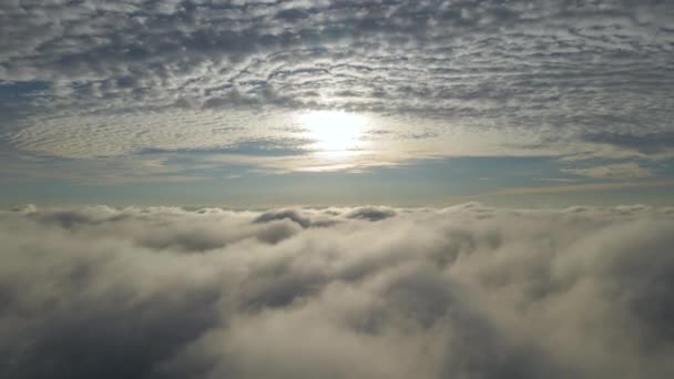 Vista Aérea Puesta Sol Color Amarillo Brillante Sobre Densas Nubes — Vídeo de stock