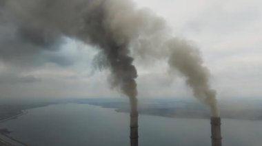 Kömür santralinin havadan görünüşü siyah dumanlı yüksek borular atmosferi kirletiyor.