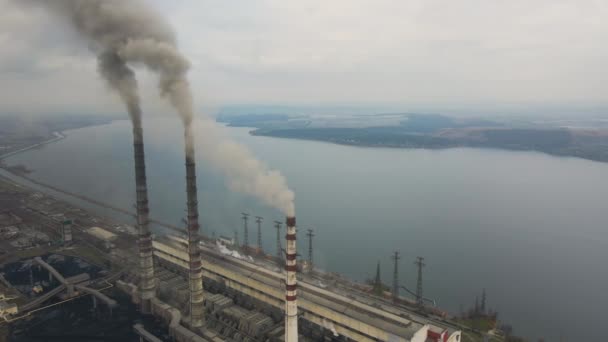 大気汚染を進行させる黒い煙を持つ石炭発電所の高パイプの空中ビュー — ストック動画