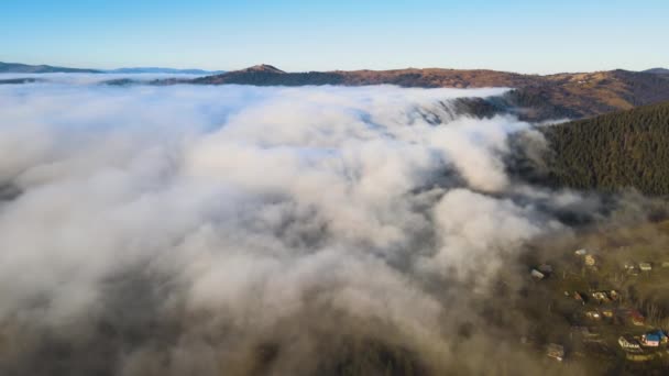 Vue Aérienne Paysage Animé Nuages Brumeux Couvrant Les Collines Montagne — Video