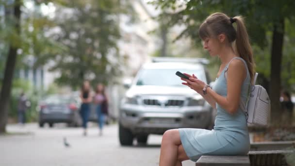 Jonge Drukke Vrouw Zit Een Bank Stad Praten Haar Mobiele — Stockvideo